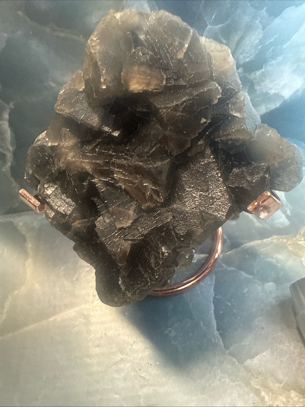 Grey fluorite specimen 404g 3” x3”3/8 x 3/8
Origin Afghanistan’s Uv reactive